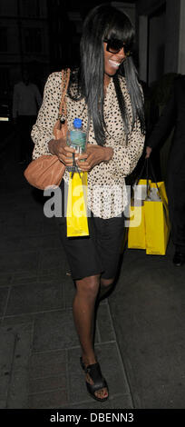 "X Factor" Richter Kelly Rowland kommt zu ihrem Hotel in London, England - 04.06.11 Stockfoto