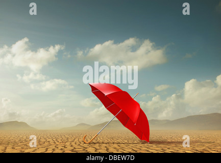 Roten Regenschirm in Wüstenlandschaft Stockfoto