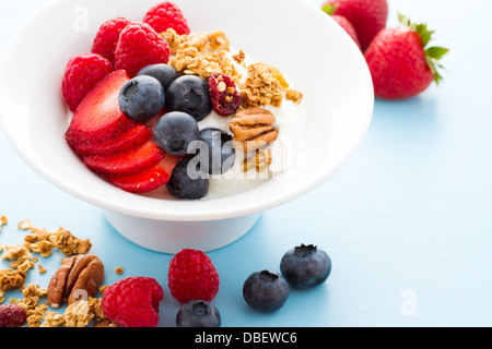 Parfait mit frischen Früchten und Müsli in weiße Schüssel. Stockfoto