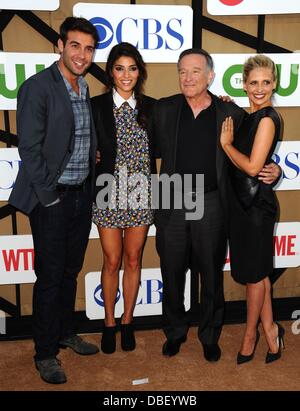 Los Angeles, CA. 29. Juli 2013. Amanda Setton, Robin Williams, James Wolk, Sarah Michelle Gellar in Anwesenheit für TCA Summer Press Tour: CBS Podiumsdiskussion, JW Robinson Department Store, Los Angeles, CA 29. Juli 2013. Bildnachweis: Dee Cercone/Everett Collection/Alamy Live-Nachrichten Stockfoto