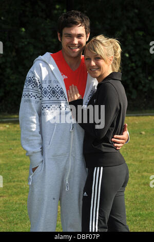 Chloe Madeley und Sam Attwater Virgin Active London Triathlon - Fototermin auf Virgin Active, Bromyard Avenue London, England - 07.06.11 statt Stockfoto