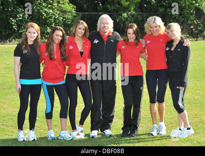 Sir Richard Branson, Chloe Madeley, Liz Locke, Melanie Chisholm, AKA Mel C, Nell McAndrew, Olivia Hallinan, Susie Amy, Michelle Heaton Virgin Active London Triathlon - Fototermin statt bei Virgin Active, Bromyard Avenue London, England - 07.06.11 Stockfoto