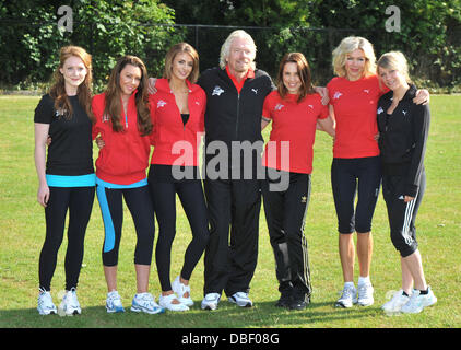 Sir Richard Branson, Chloe Madeley, Liz Locke, Melanie Chisholm, AKA Mel C, Nell McAndrew, Olivia Hallinan, Susie Amy, Michelle Heaton Virgin Active London Triathlon - Fototermin statt bei Virgin Active, Bromyard Avenue London, England - 07.06.11 Stockfoto