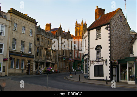 Marktplatz, Northload Street und St. Johanniskirche Turm am Sonnenuntergang, Glastonbury, Somerset Stockfoto