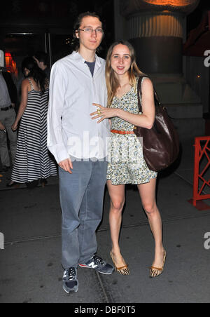 Paul Dano und Zoe Kazan Öffnung Nacht nach der Party für die Atlantic Theater Company Produktion "Durch A Glass Darkly" am New York Theatre Workshop - draußen Ankunft New York City, USA - 06.06.11 Stockfoto