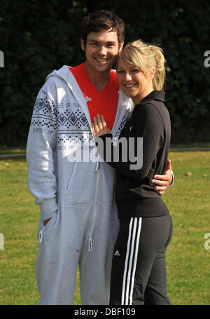 Chloe Madeley und Sam Attwater Virgin Active London Triathlon - Fototermin im Virgin Active, Bromyard Avenue statt. London, England - 07.06.11 Stockfoto