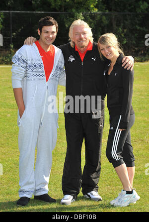 Sir Richard Branson, Chloe Madeley, Sam Attwater Virgin Active London Triathlon - Fototermin im Virgin Active, Bromyard Avenue statt. London, England - 07.06.11 Stockfoto