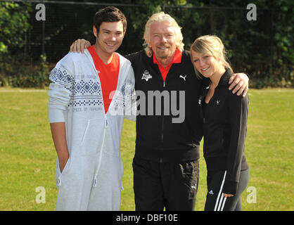 Sir Richard Branson, Chloe Madeley, Sam Attwater Virgin Active London Triathlon - Fototermin im Virgin Active, Bromyard Avenue statt. London, England - 07.06.11 Stockfoto