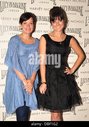 Lily Allen und ihre Schwester Sarah Owen starten es Kleidung Linie "Lucy in Disguise" bei Harvey Nichols in Manchester Manchester, England - 07.06.11 Stockfoto