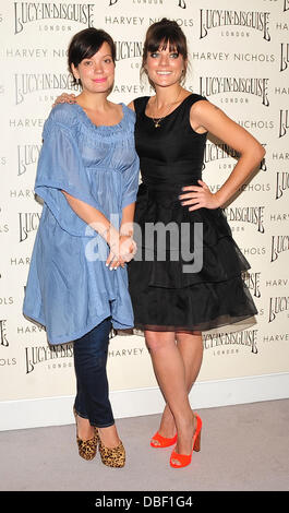 Lily Allen und ihre Schwester Sarah Owen starten es Kleidung Linie "Lucy in Disguise" bei Harvey Nichols in Manchester Manchester, England - 07.06.11 Stockfoto