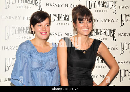 Lily Allen und ihre Schwester Sarah Owen starten es Kleidung Linie "Lucy in Disguise" bei Harvey Nichols in Manchester Manchester, England - 07.06.11 Stockfoto