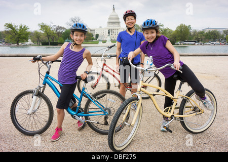 Mutter und Töchter auf Fahrrädern von Capitol Building, District Of Columbia, Vereinigte Staaten Stockfoto