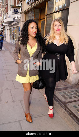 Kathryn Drysdale Flash Trash Schmuck Start statt an der Skizze in London, England - 07.06.11 Stockfoto