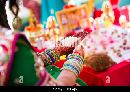 Indische Frau in traditioneller Tracht mit Handvoll Reis Stockfoto