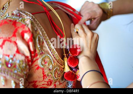 Schneiderin, die traditionellen indische Kleidung anpassen Stockfoto