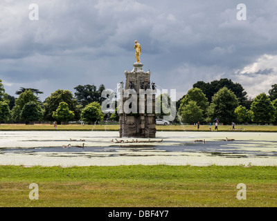 Diana-Brunnen und Teich bedeckt in Wasserlinsen (Araceen Lemna Lemnoideae) - Bushy Park, Greater London, Surrey Stockfoto