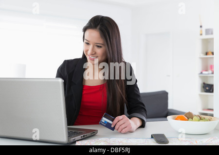 Gemischte Rassen Geschäftsfrau, Online-shopping Stockfoto