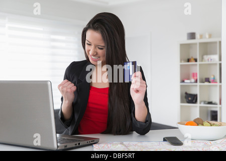 Gemischte Rassen Geschäftsfrau, Online-shopping Stockfoto