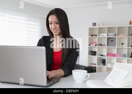 Gemischte Rassen Geschäftsfrau mit laptop Stockfoto