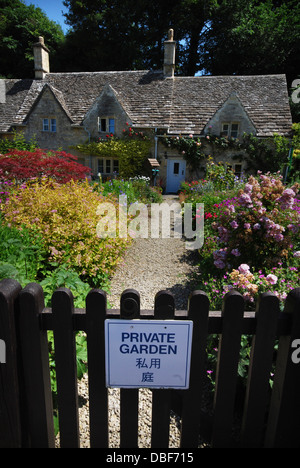 Japanische Warnung in Cotswolds Hütte in Bibury, Vereinigtes Königreich Stockfoto