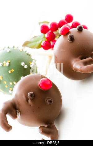 Cake Pop für Weihnachten dekoriert. Stockfoto