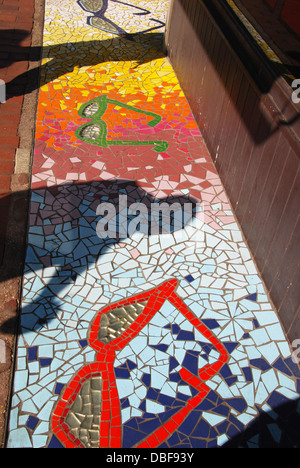 buntes Mosaik Eingang in Gardner Street North Laine Stadtteil Brighton Vereinigtes Königreich Stockfoto