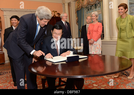 Vietnamesischen Präsidenten Truong Tan Sang Zeichen Sekretär Kerry Gästebuch Stockfoto