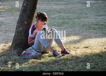 Schüler lesen auf dem Gelände des The Royal Pavillion Brighton Vereinigtes Königreich Stockfoto