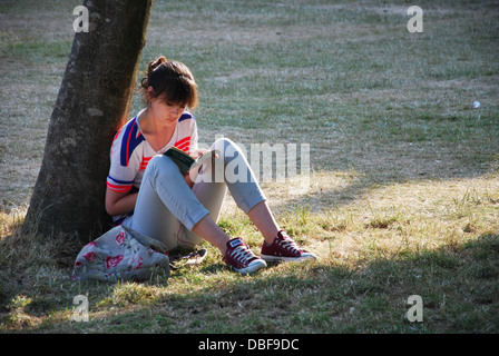 Schüler lesen auf dem Gelände des The Royal Pavillion Brighton Vereinigtes Königreich Stockfoto