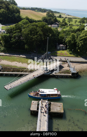 Stadt von Caernarfon, Wales. Luftaufnahme von einem touristischen Boot Transit vorbei die Aber Drehbrücke über den Fluss-Seiont. Stockfoto