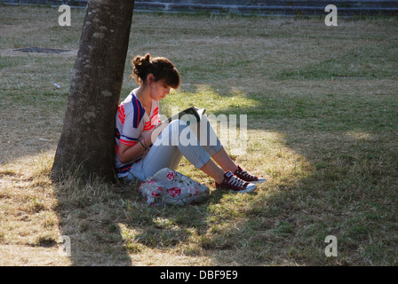 Schüler lesen auf dem Gelände des The Royal Pavillion Brighton Vereinigtes Königreich Stockfoto