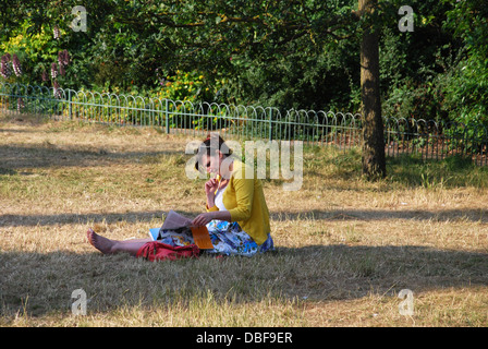 Schüler lesen auf dem Gelände des The Royal Pavillion Brighton Vereinigtes Königreich Stockfoto