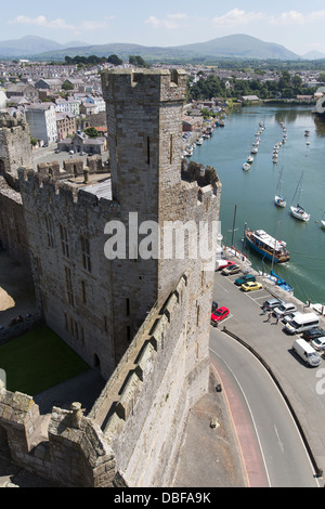 Stadt von Caernarfon, Wales. Erhöhten Blick auf den Fluss-Seiont mit Caernarfon Castle im Vordergrund. Stockfoto