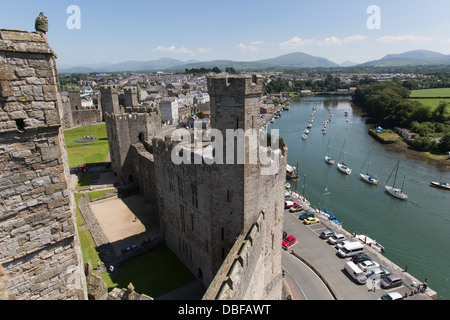 Stadt von Caernarfon, Wales. Erhöhten Blick auf den Fluss-Seiont mit Caernarfon Castle im Vordergrund. Stockfoto