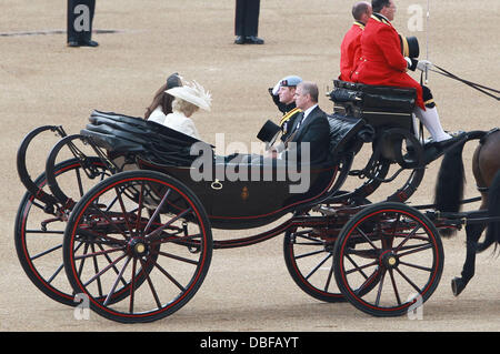 Camilla, Duches von Cornwall, Catherine Middleton, Herzogin von Cambridge, Prinz Harry und Prinz Andrew, Duke of York Trooping The Colour, offizieller Geburtstag der Queen zu feiern statt an der Mall-London, England - 11.06.11 Stockfoto