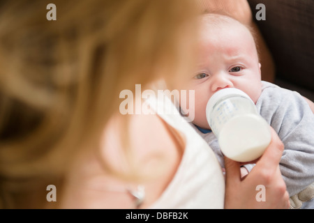 Kaukasische Mutter Fütterung baby Stockfoto