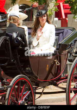 Prinz Harry, Camilla, Herzogin von Cornwall und Catherine Middleton, Herzogin von Cambridge Trooping The Colour, offizieller Geburtstag der Queen zu feiern statt an der Mall London, England - 11.06.11 Stockfoto