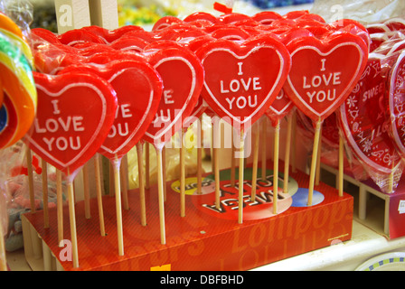 Ich liebe dich Lollies auf dem Display an Süßwarenladen Stockfoto