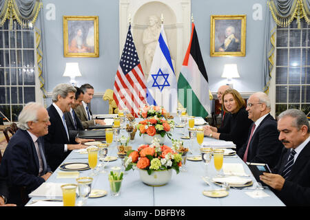 US-Außenminister John Kerry Gastgeber einem Iftar für israelischen Justizministerin Tzipi Livni und palästinensische Chefunterhändler Saeb Erekat an das Department of State 29. Juli 2013 in Washington, DC. Stockfoto