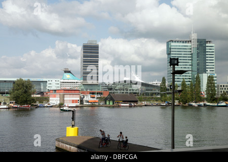 Blick auf Muziekgebouw Aan 't IJ und andere Gebäude, Amsterdam Stockfoto