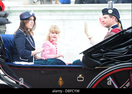 Prince Edward, Earl of Wessex, Lady Louise Windsor und Prinzessin Eugenie von York Trooping The Colour, offizieller Geburtstag der Queen zu feiern statt an der Mall London, England - 11.06.11 Stockfoto