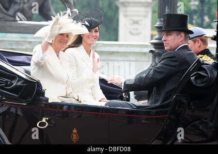 Camilla Parker Bowles, Herzogin von Cornwall, Catherine Middleton, Herzogin von Cambridge und Prince Andrew, Duke of York Trooping The Colour, offizieller Geburtstag der Queen zu feiern statt an der Mall London, England - 11.06.11 Stockfoto