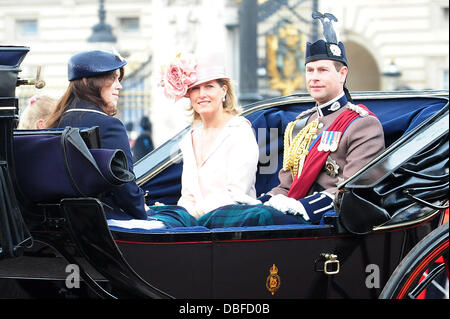 Sophie Rhys-Jones, Gräfin von Wessex, Prince Edward, Earl of Wessex und Prinzessin Eugenie von York Trooping The Colour, offizieller Geburtstag der Queen zu feiern statt an der Mall-London, England - 11.06.11 Stockfoto