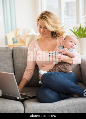 Kaukasische Mutter mit Baby Online-shopping Stockfoto