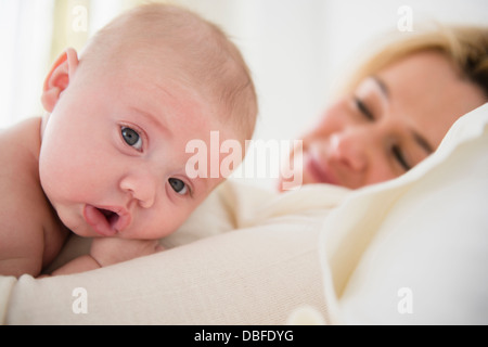 Kaukasische Mutter und Baby auf Bett Stockfoto