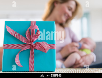 Nahaufnahme von verpacktes Geschenk auf Tisch Stockfoto