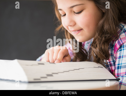 Hispanischen Mädchen Wort im Wörterbuch nachschlagen Stockfoto