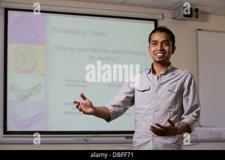 junger Mann vor Klassenzimmer whiteboard Stockfoto