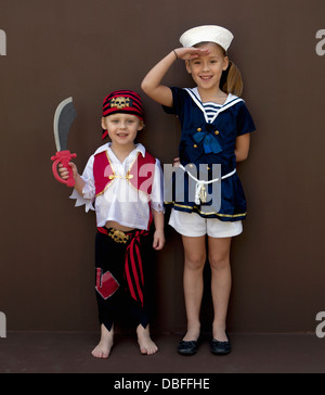 Kaukasische spielende Kinder verkleiden sich Stockfoto