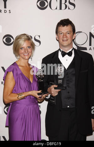 Marianne Elliott und Tom Morris der 65. Annual Tony Awards, statt im Beacon Theatre - Presse Raum New York City, USA - 12.06.11 Stockfoto